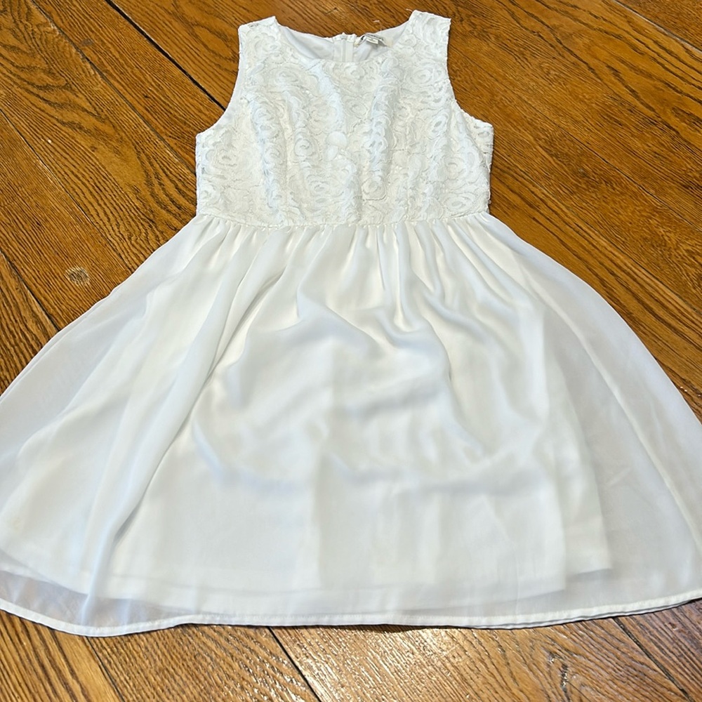 Francesca’s white lace bodice sleeveless mini dress.  Zip back.  Size Small.